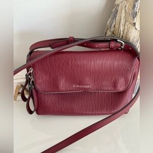 Calvin Klein Crossbody in Currant – Stylish & Functional